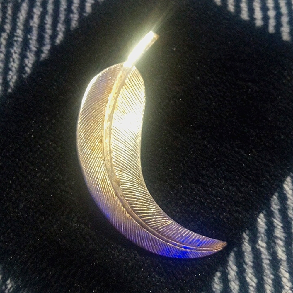 Vintage from the 1950sMaterials: SAFETY CLASP CLOSURE, SHARP PIN, GOLD TONE LEAF